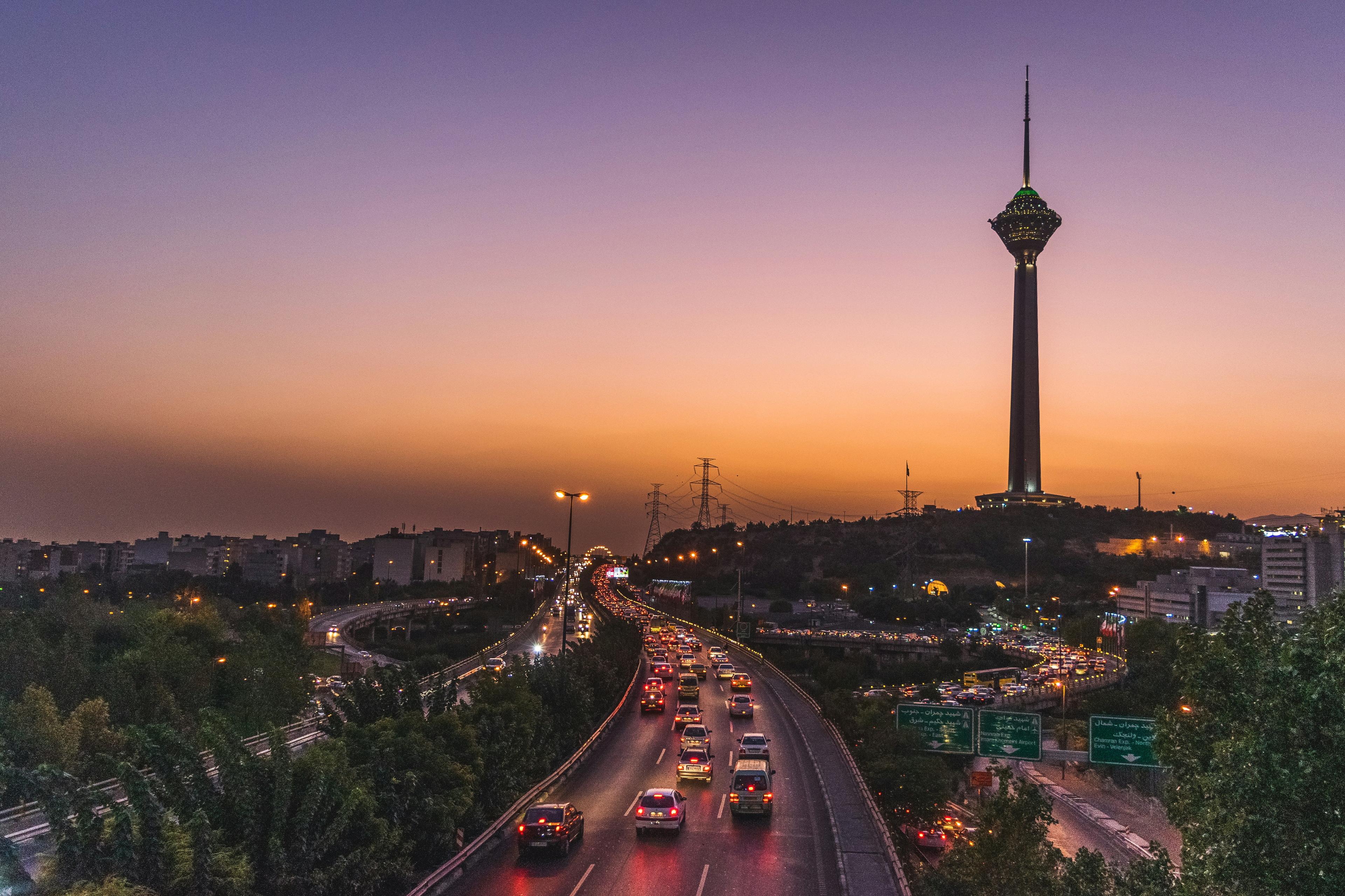 مهندس عمران در حال استفاده از ابزار آنلاین