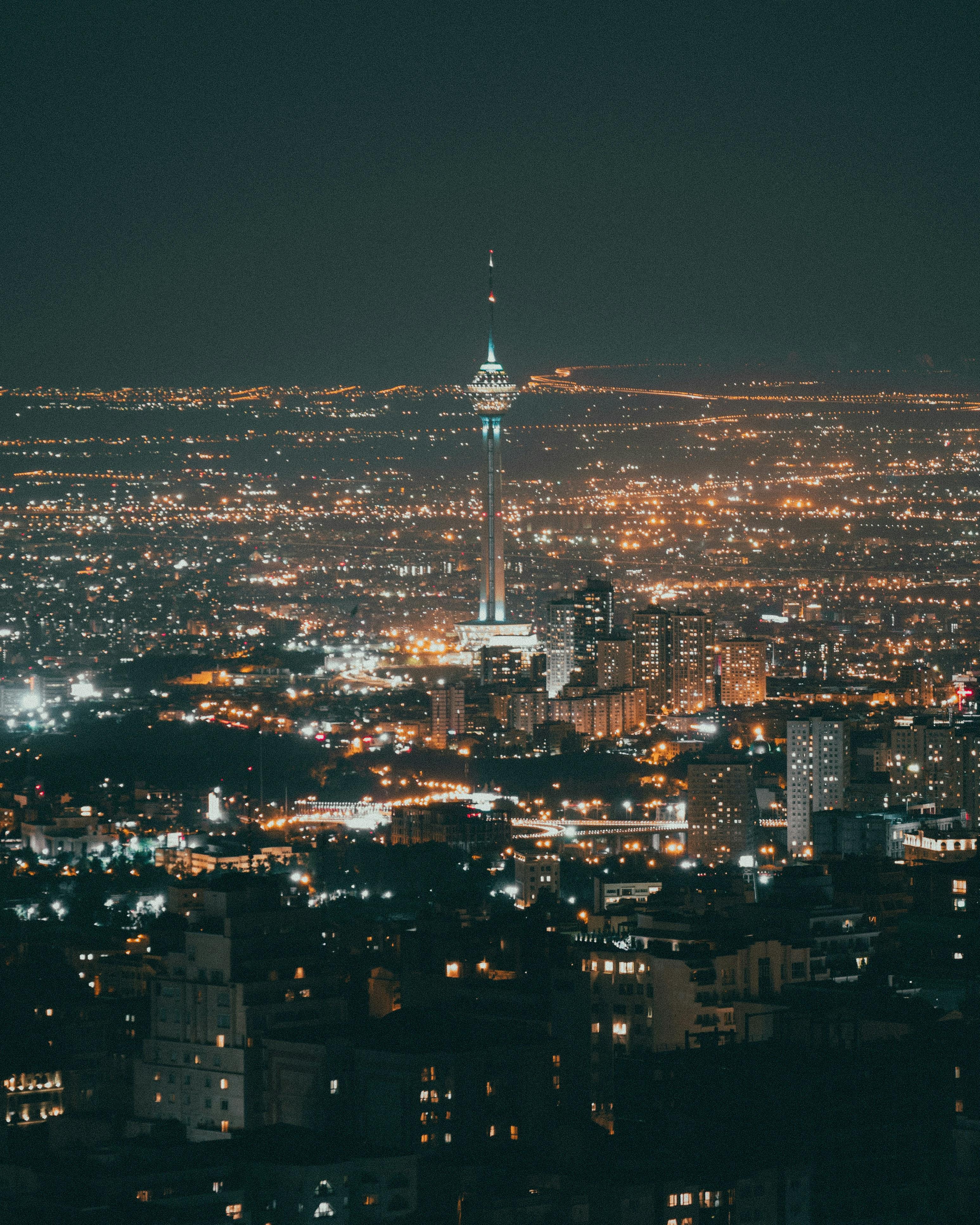 تصویری از ساختمانهای تهران در شب
